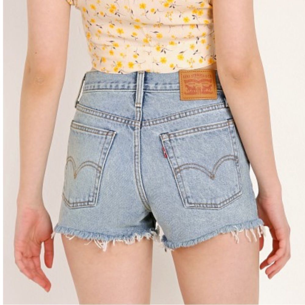 Levi’s Wedgie Jean Shorts Cutoffs Raw Hem Light Wash Button Fly Premium Size 28 - Picture 15 of 15